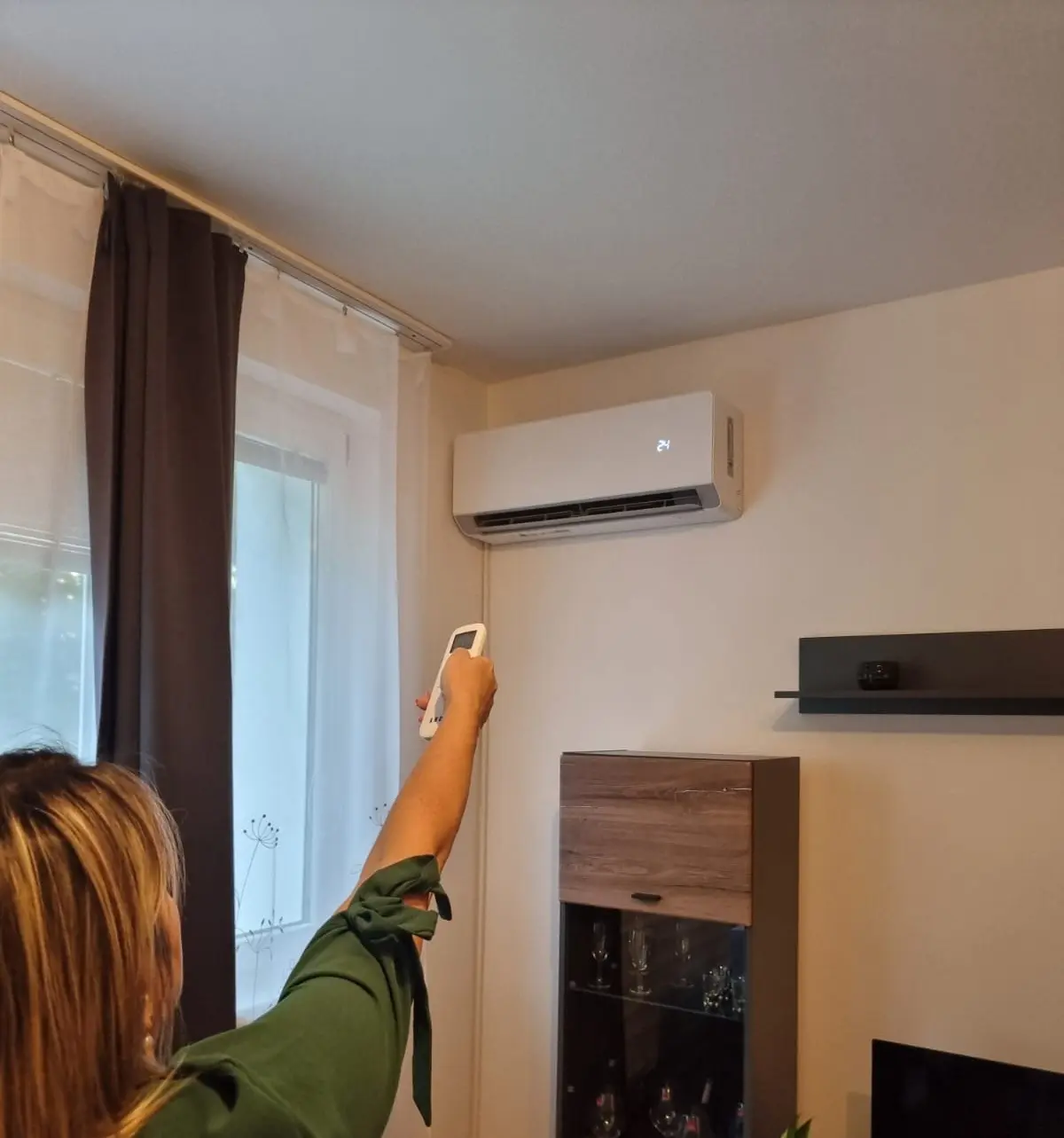 Žena zapínajúca klimatizáciu Ande