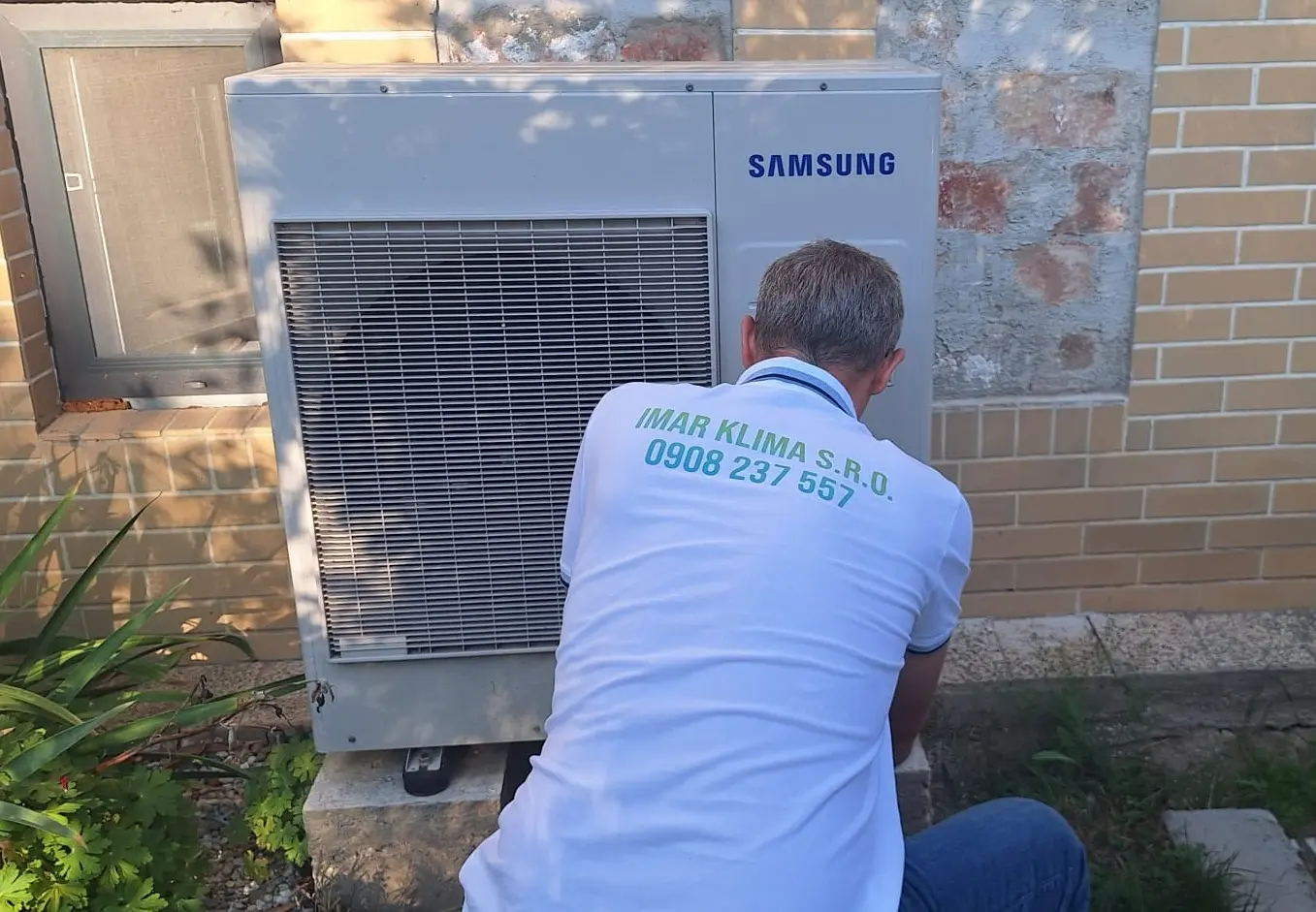 Muž opravujúci Samsung tepelné čerpadlo